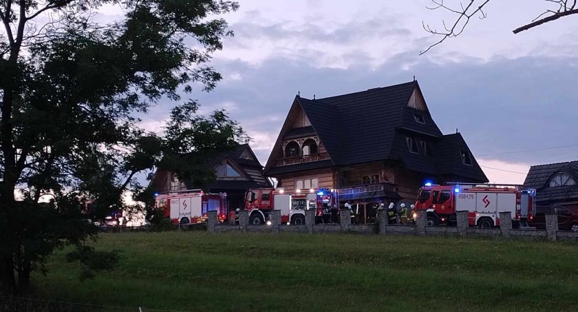 Ogień w drewnianym domku letniskowym