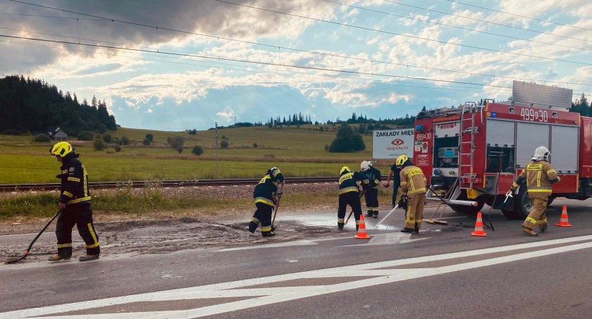 Beton na jezdni - posprzątali go strażacy