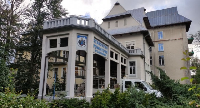 Głowa świni podrzucona do Starostwa Powiatowego w Zakopanem