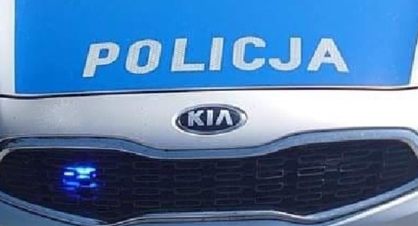 Kobieta zaniosła znaleziony portfel na policję