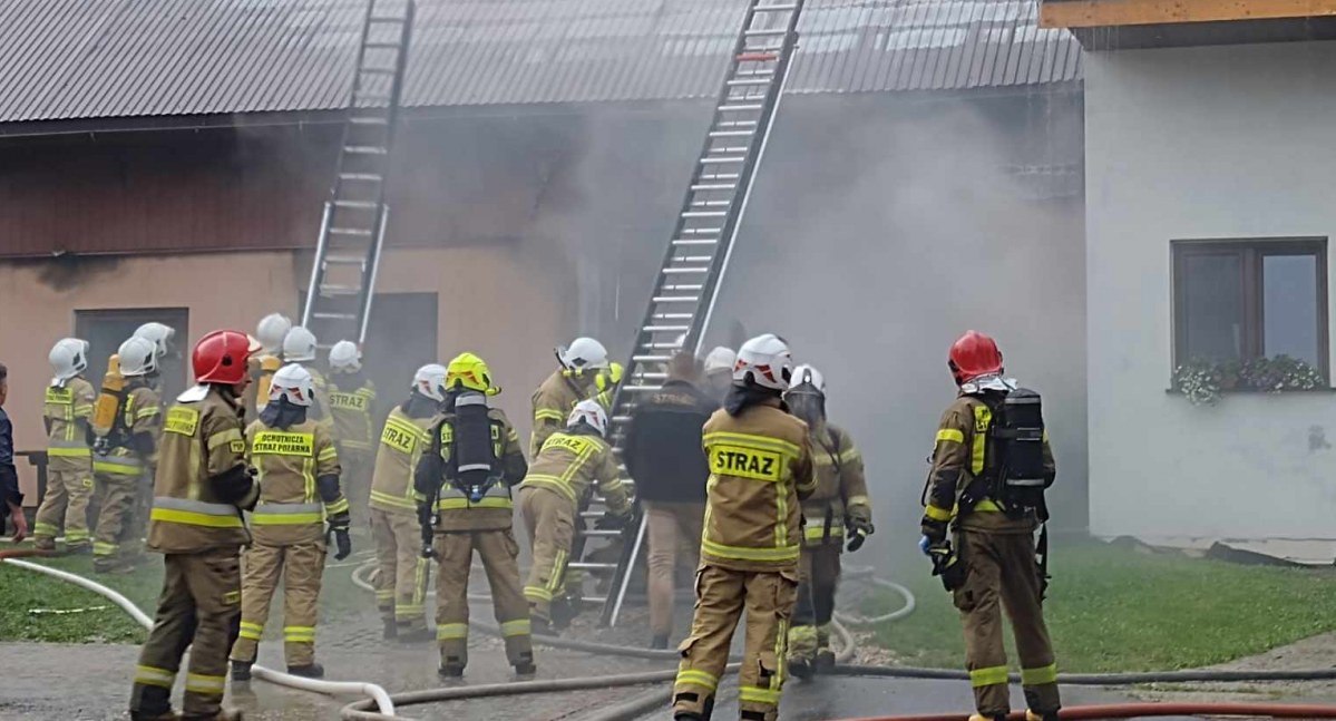 Pożar zabudowań gospodarczych w zwartej zabudowie
