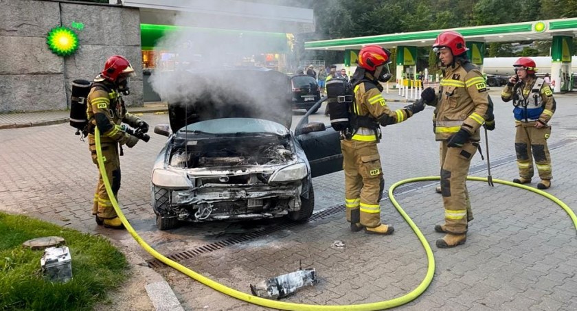 Pożar samochodu podczas tankowania / KP PSP Zakopane