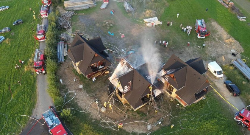 Młode małżeństwo straciło dorobek swojego życia - pomóżmy im odbudować spalone domki