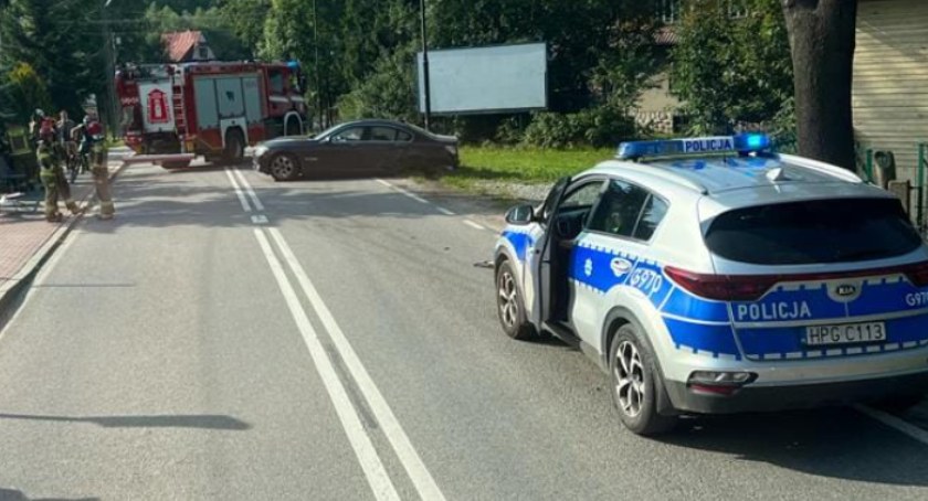 Droga zablokowana, dwie osoby ranne i zabrane do szpitala 