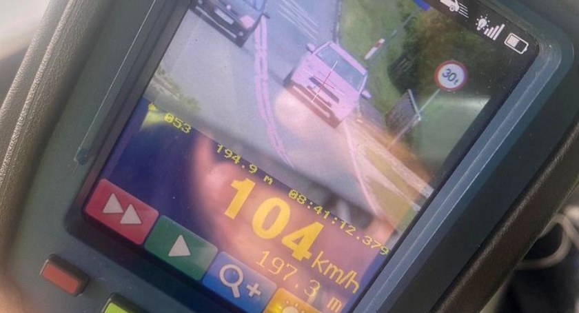 22-latka jechała 104 km/h w terenie zabudowanym i wyprzedała na podwójnej ciągłej 
