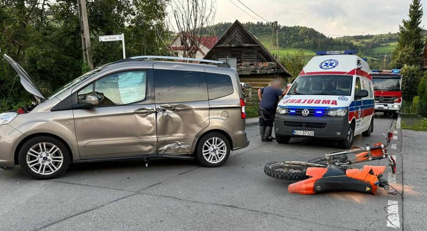 13-latek na crossie uderzył w samochód - zabrany śmigłowcem do szpitala
