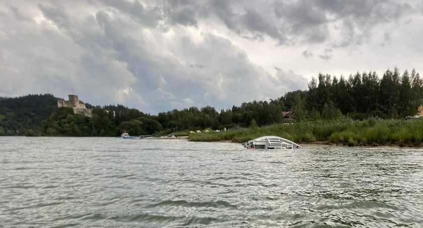 Silny wiatr przewraca żaglówkę na Jeziorze Czorsztyńskim