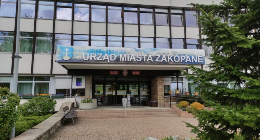 Utrudnienia dla ruchu samochodowego i pieszego na ul. Szkolnej w Zakopanem