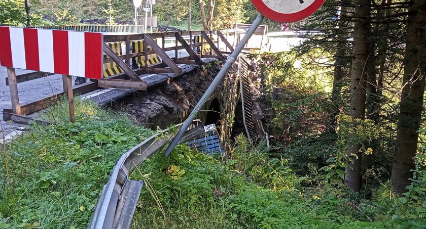 Dlaczego runęły barierki do rzeki?