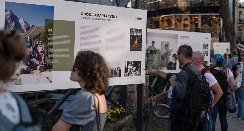 Wystawa o historii obozów adaptacyjnych dla studentów stanęła na Krupówkach