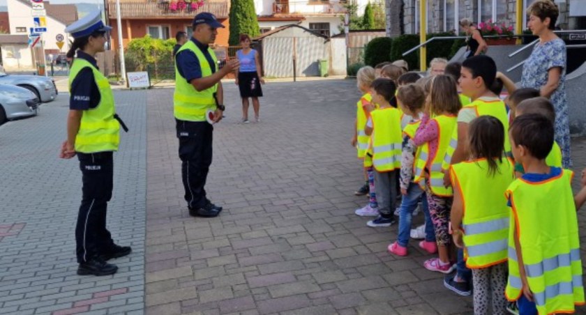 „Bezpieczna droga do szkoły” nowotarscy policjanci edukują dzieci