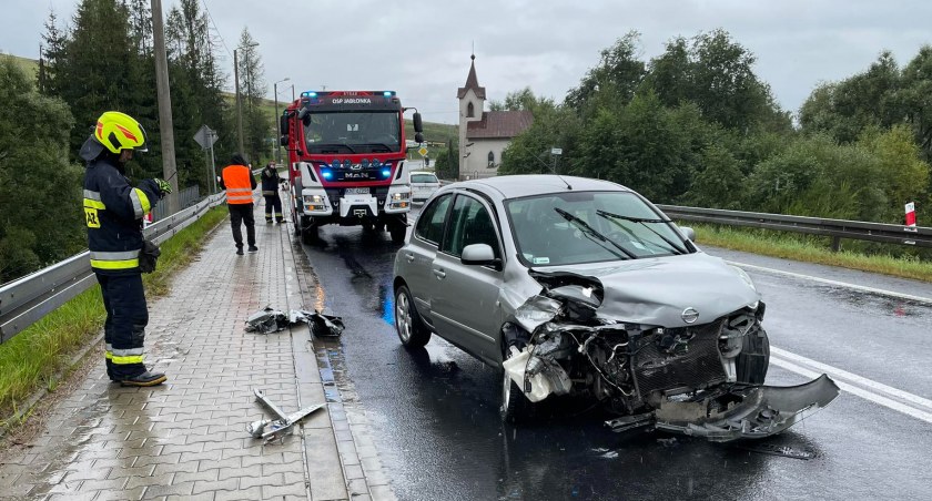 Samochód osobowy wypadł z drogi 