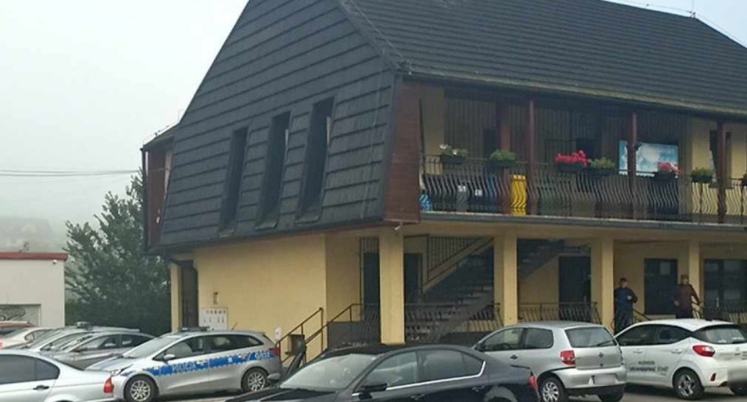 Strażacy pomogli policjantom - gniazdo os na budynku komisariatu