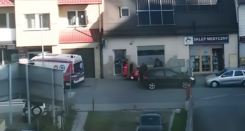 Leżał na chodniku przed sklepem - wezwano ratowników
