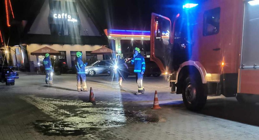Wjechał w inny samochód i uszkodził zbiornik z paliwem - akcja strażacka na stacji paliw