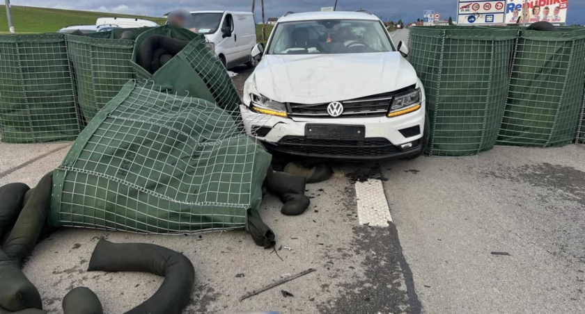 Pierwsza ofiara zamknięcia granicy - kierowca zderzył się z zaporą