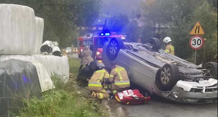 Groźne dachowanie w Łapszance - kierowca był pijany 