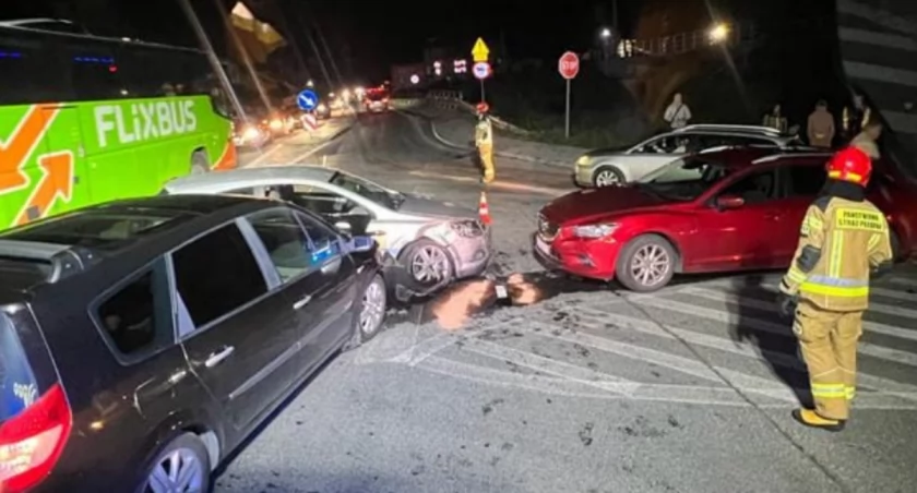 Kolizja trzech samochodów na Ustupie