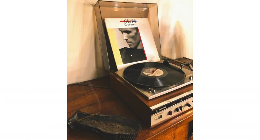 Nostalgia Dźwiękiem Obracająca Się: Fascynacja Gramofonami