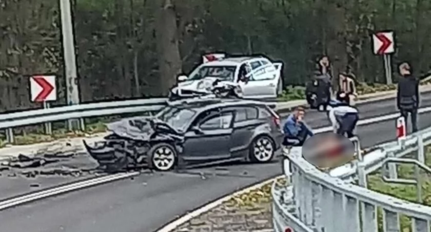 Groźne zderzenie samochodów osobowych