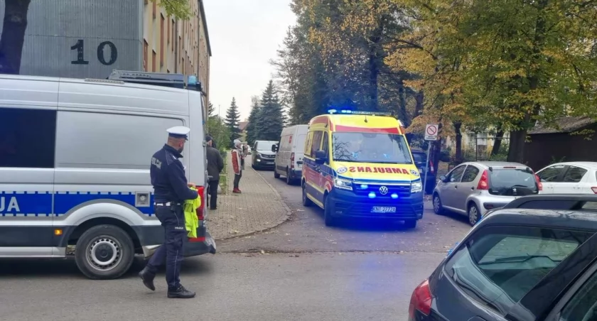 Starszy mężczyzna potrącony przed blokiem