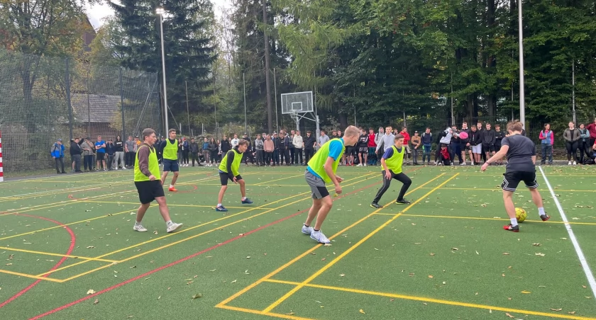 Nowe boisko sportowe przy Zespole Szkół Budowlanych w Zakopanem oddane do użytku - I Mistrzostwa Szkoły o Puchar Dyrektora Szkoły w Piłce Nożnej