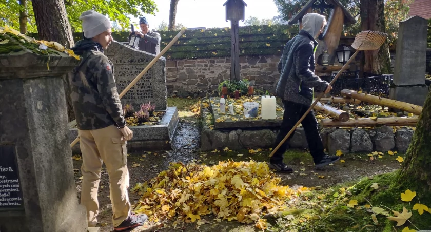 Uczniowie Budowlanki sprzątają Stary Cmentarz na Pęksowym Brzyzku