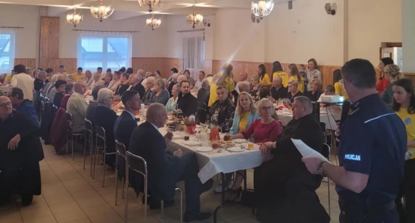Dzień Seniora w Rokicinach Podhalańskich – inicjatywa mieszkańców młodszego pokolenia z udziałem wolontariuszy oraz samorządu uczniowskiego ze Szkoły Podstawowej im. Bronisława Czecha
