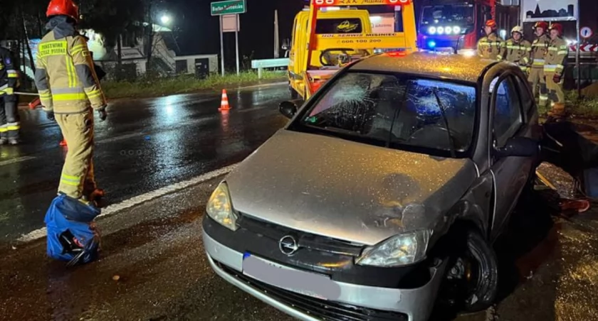 Dwa samochody zderzyły się na śliskiej drodze 