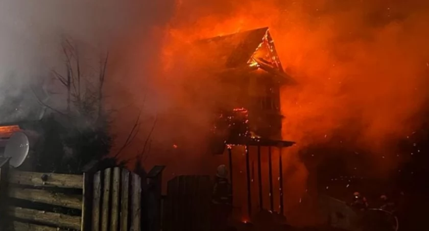 Groźny pożar drewnianego domu w Sierockiem