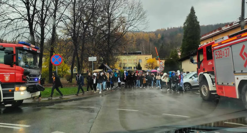Ewakuowano szkołę w Suchej Beskidzkiej -24 osoby zabrane do szpitala