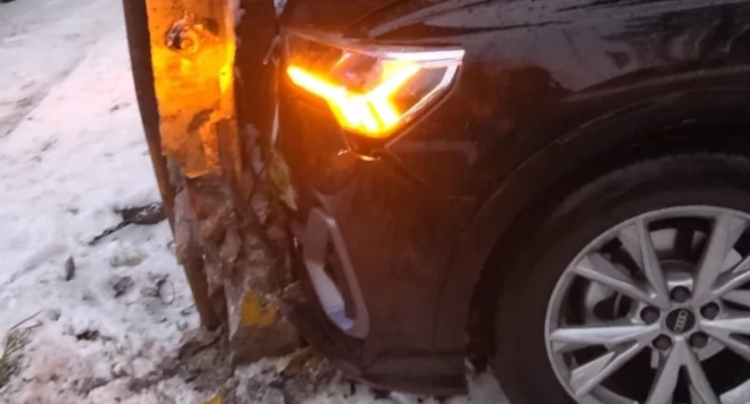 Audi wjechało w latarnię - interweniowali strażacy i policjanci