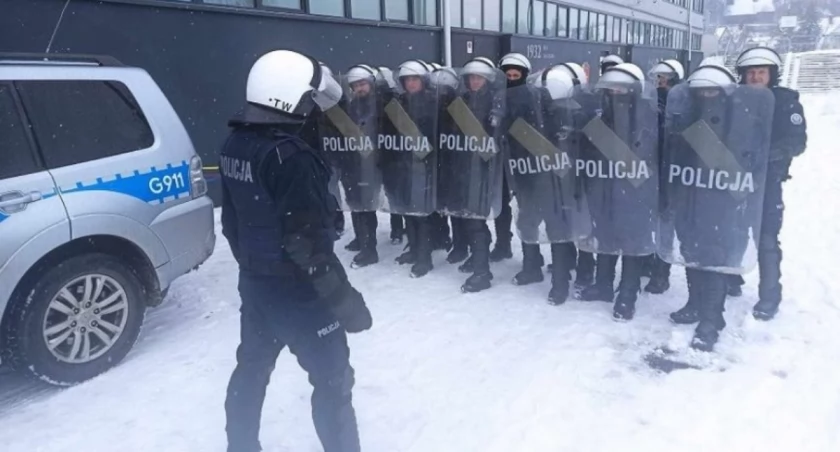 Podczas meczu hokejowego doszło do starcia kibiców