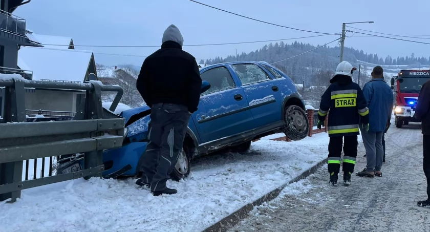 Samochodem w barierę na drodze - ślisko na drogach