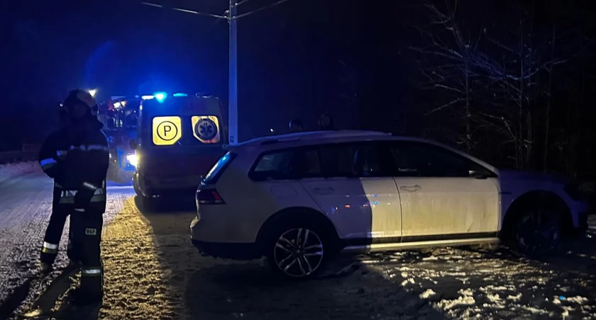 Był pijany, zasnął za kierownicą - wezwano ratowników medycznych i strażaków