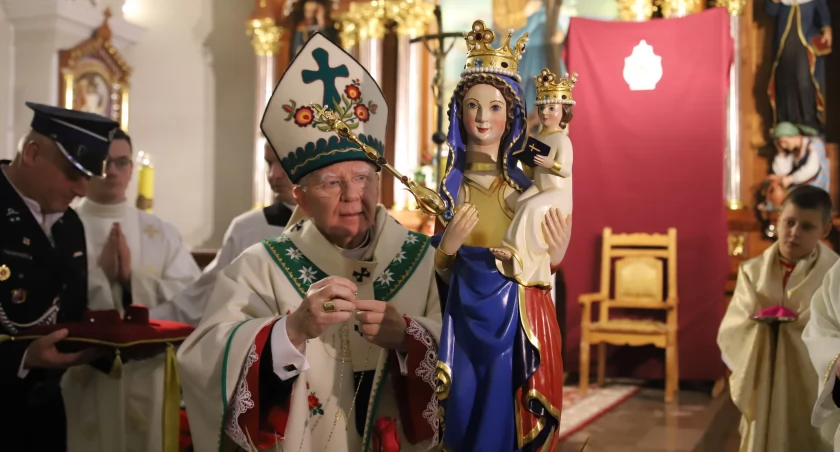 Koronacja figury Matki Bożej w Szaflarach z okazji 200. rocznicy konsekracji kościoła