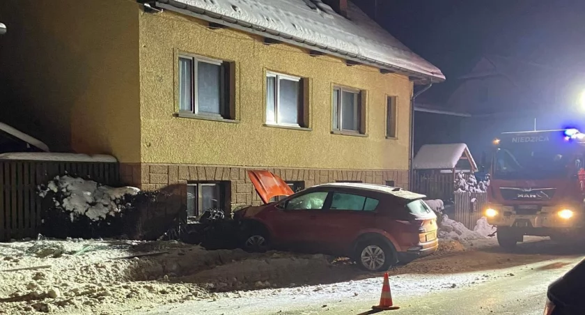 Samochód wypadł z drogi i skosił ogrodzenie