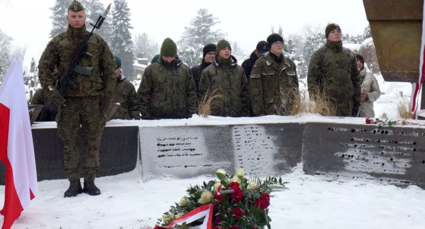 Odnowiona Kwatera Katyńska i uroczystość z wojskowym szykiem