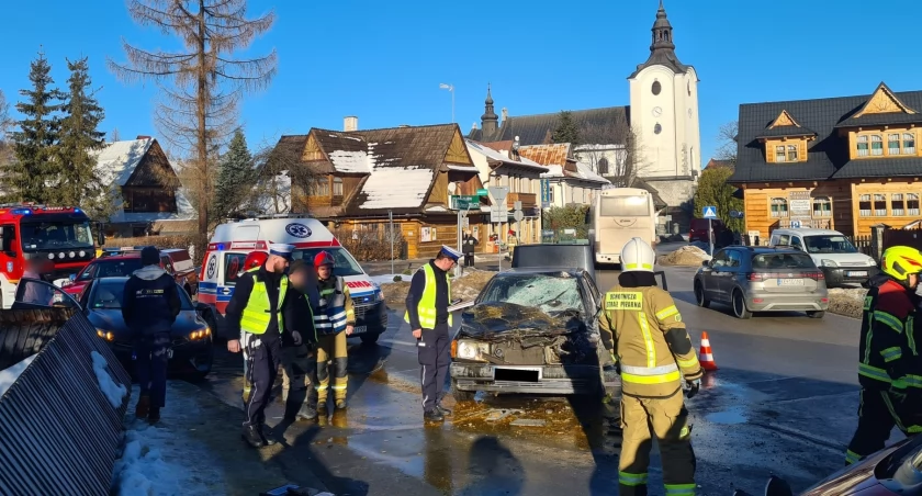 Jedna osoba poszkodowana w zderzeniu samochodów