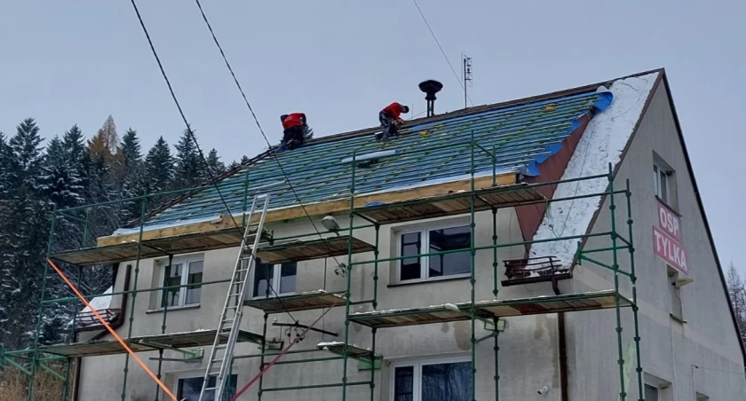Dobiega końca remont dachu remizy OSP w Tylce 