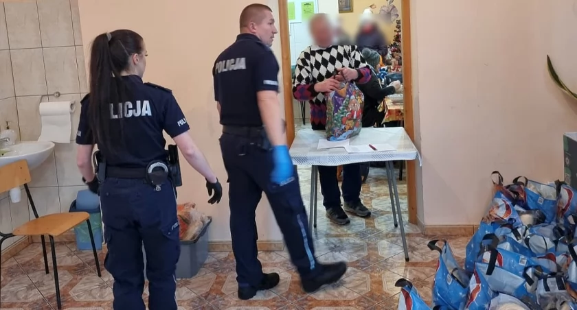 Policjanci pomagali w rozdawaniu posiłków potrzebującym