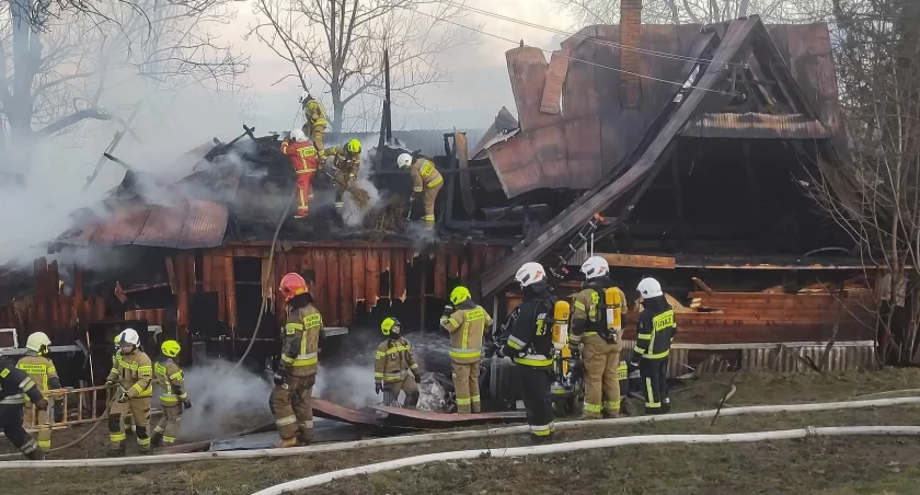 Pożar drewnianego budynku w Sierockiem