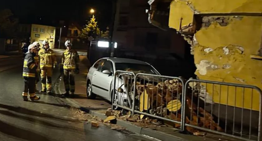 Z impetem wjechał w budynek - uszkodził ścianę konstrukcyjną i samochód, po czym oddalił się z miejsca zdarzenia