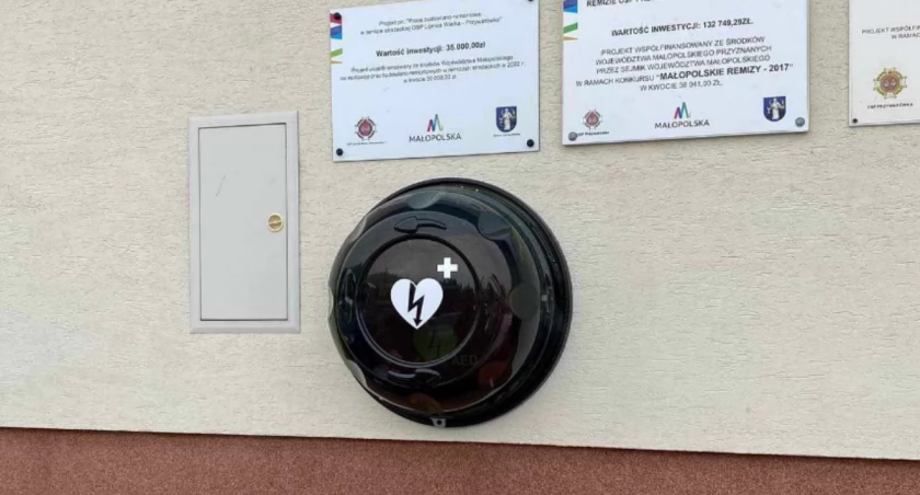 Urządzenie ratujące życie - defibrylator AED zamontowany na remizie OSP Lipnica Wielka