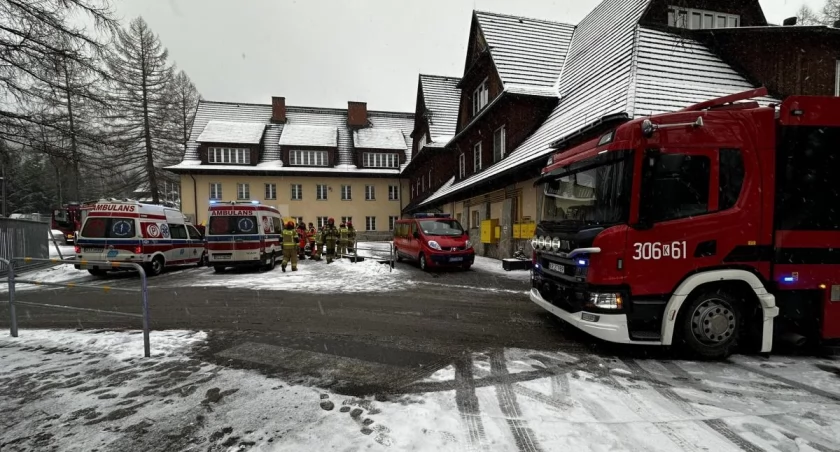 Ewakuacja szkoły w Zakopanem - strażacy ustalają skąd pochodzi intensywny żrący zapach