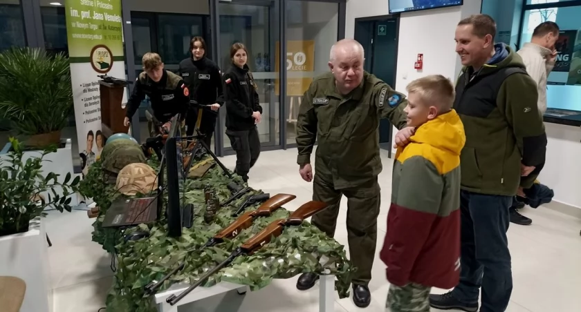 Kadeci przygotowali stoisko promujące szkołę