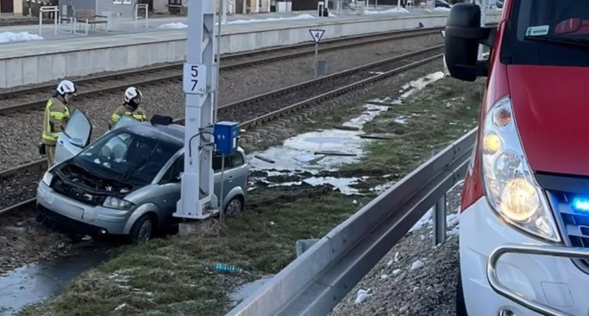 Samochód wypadł z drogi i zatrzymał się na torach.