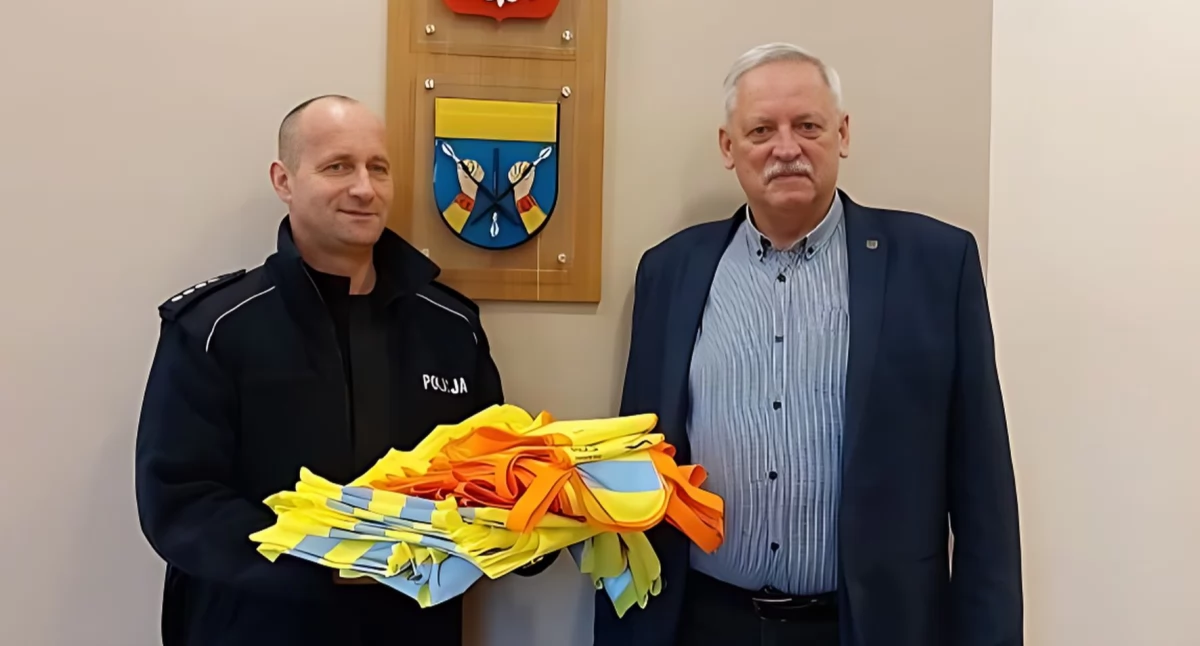 Wójt Gminy Spytkowice przekazał na ręce Komendanta Komisariatu Policji w Rabce-Zdroju kamizelki odblaskowe