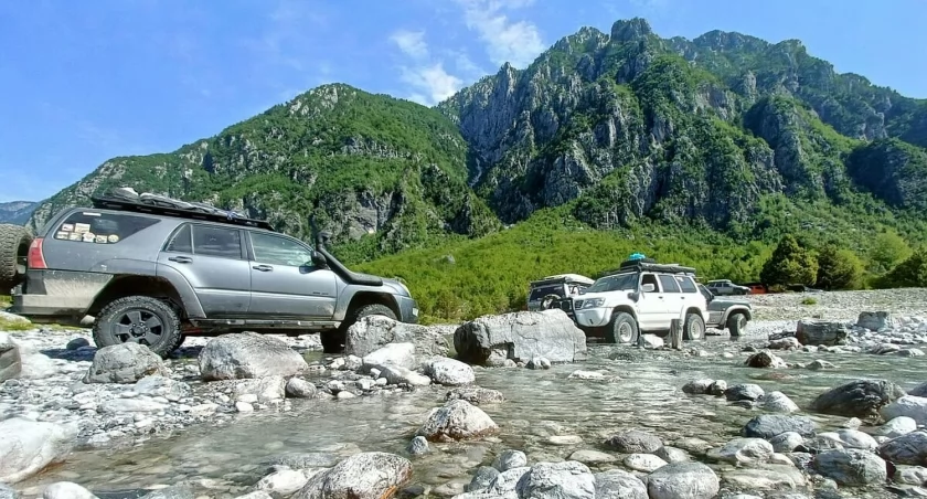 Zalety wynajmu samochodu terenowego z napędem 4x4