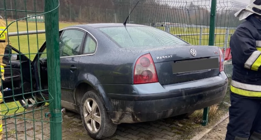 Wjechał w ogrodzenie stadionu - był reanimowany